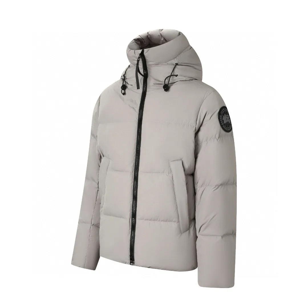 P1010 [Exclusive supply] Canada Goose Black Label Badge Hooded Down Jacket (Khaki) The high-quality filling is made of 90 national standard high-quality white duck down, selected high-loft velvet, weighing 240g, light and warm, with excellent temperature locking performance and good resilience. The fabric is woven with 400T high-count yarn. After special water-repellent treatment, the surface forms a lotus leaf effect - raindrops will slide down like beads, and snow particles will fall off when touched. The tear resistance reaches 200N (approximately 20kg load-bearing), the light gray matte texture breaks the stereotype of "outdoor clothing = hardcore", and the soft luster presents a high-end matte effect under urban neon lights, seamlessly switching scenes from ski resorts to CBD office buildings. The ribbon is woven with polyester as the base, and the brand letters are decorated on the ribbon through high-precision computer embroidery. The edges of the pattern are clear, the stitches are fine and even, and multiple layers of embroidery thread are stacked to enhance the three-dimensional effect. Precision thread reinforcement prevents linting and ensures the fluffy and resilient elasticity lasts as new. The embedded cuffs are three-dimensionally woven to form a "wavy" elastic structure, which forms natural folds when fitting the wrist, increasing the contact area with the skin, thus improving the windproof effect. At the same time, micro-velvet treatment is added to the inside of the cuffs, which feels like a second layer of skin and avoids friction on the skin from metal zippers or hard fabrics. Size:S-M-L-XL